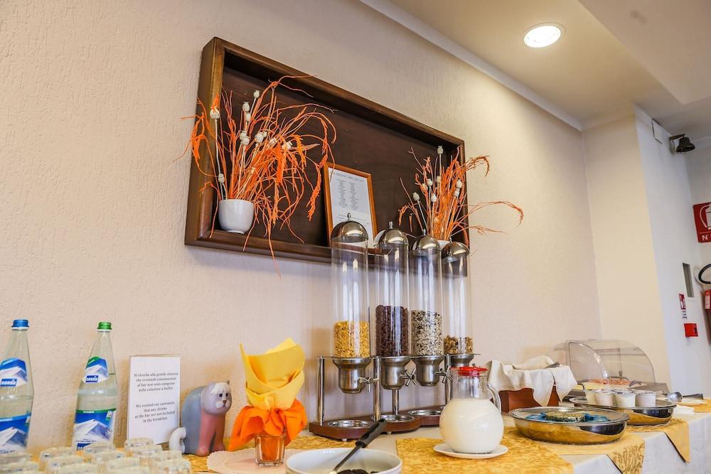 Hotel Galant Венария Реале Екстериор снимка