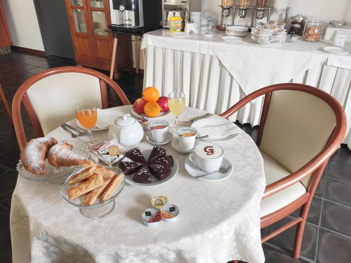Hotel Galant Венария Реале Екстериор снимка