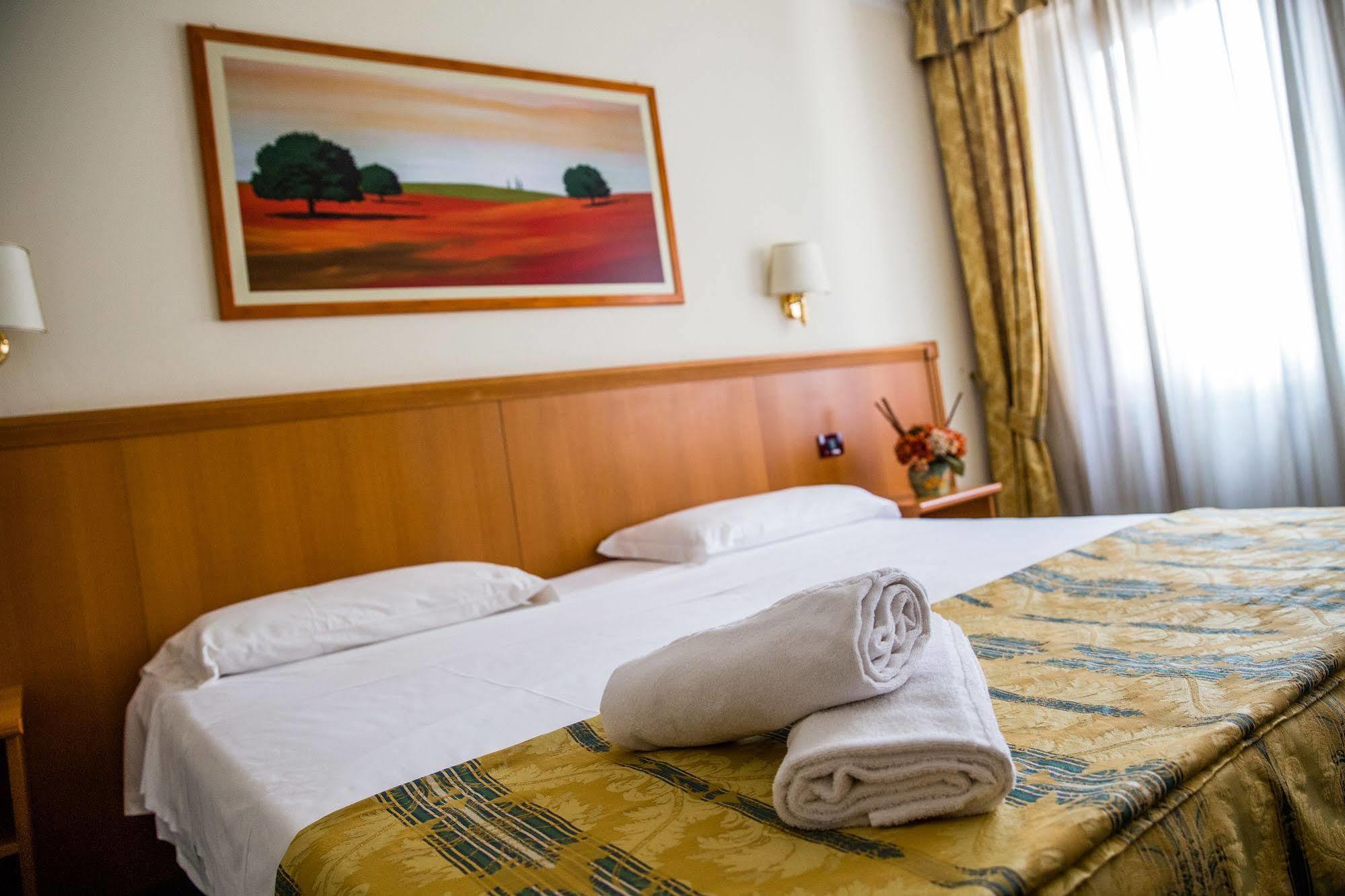 Hotel Galant Венария Реале Екстериор снимка