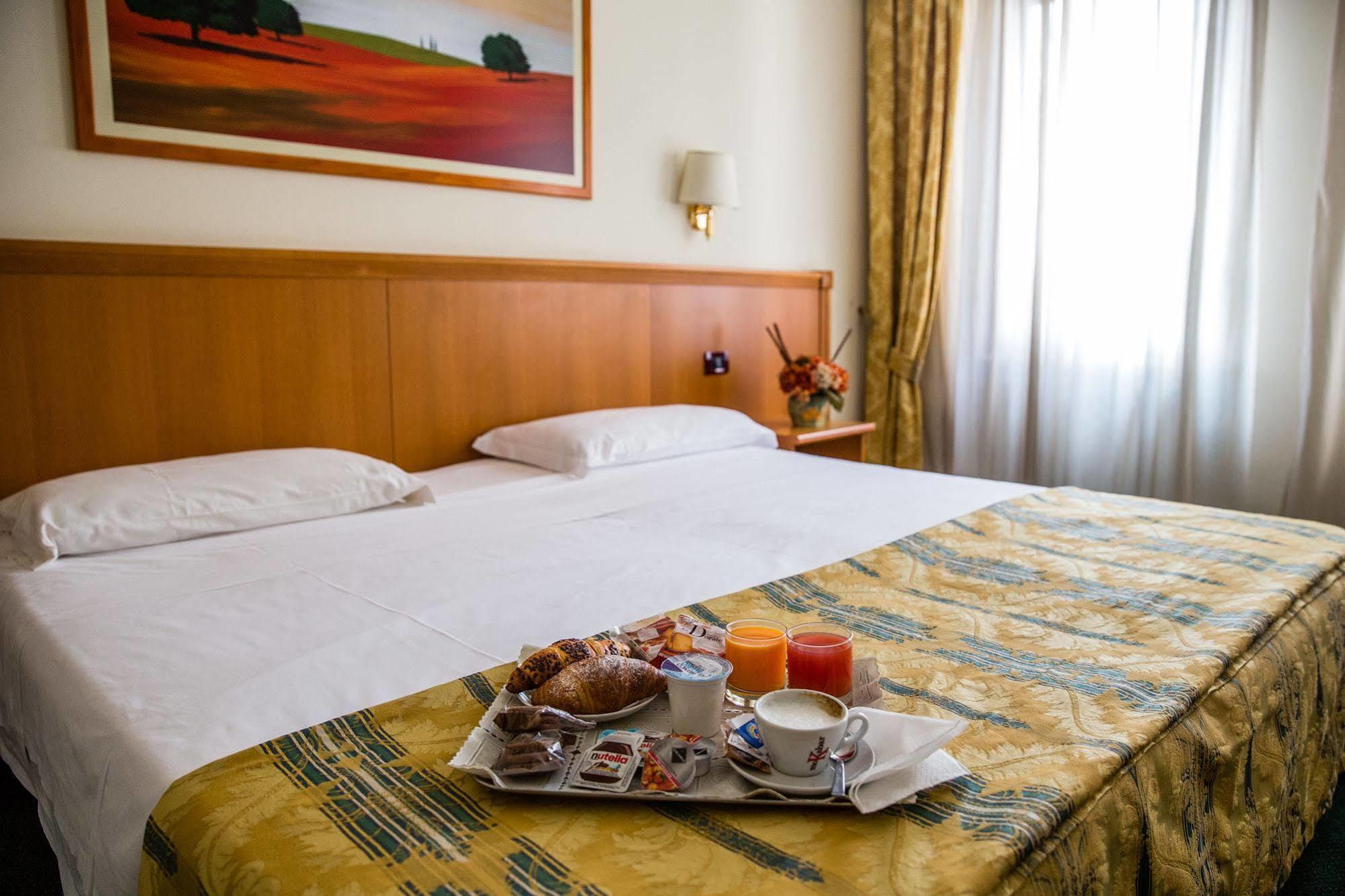 Hotel Galant Венария Реале Екстериор снимка