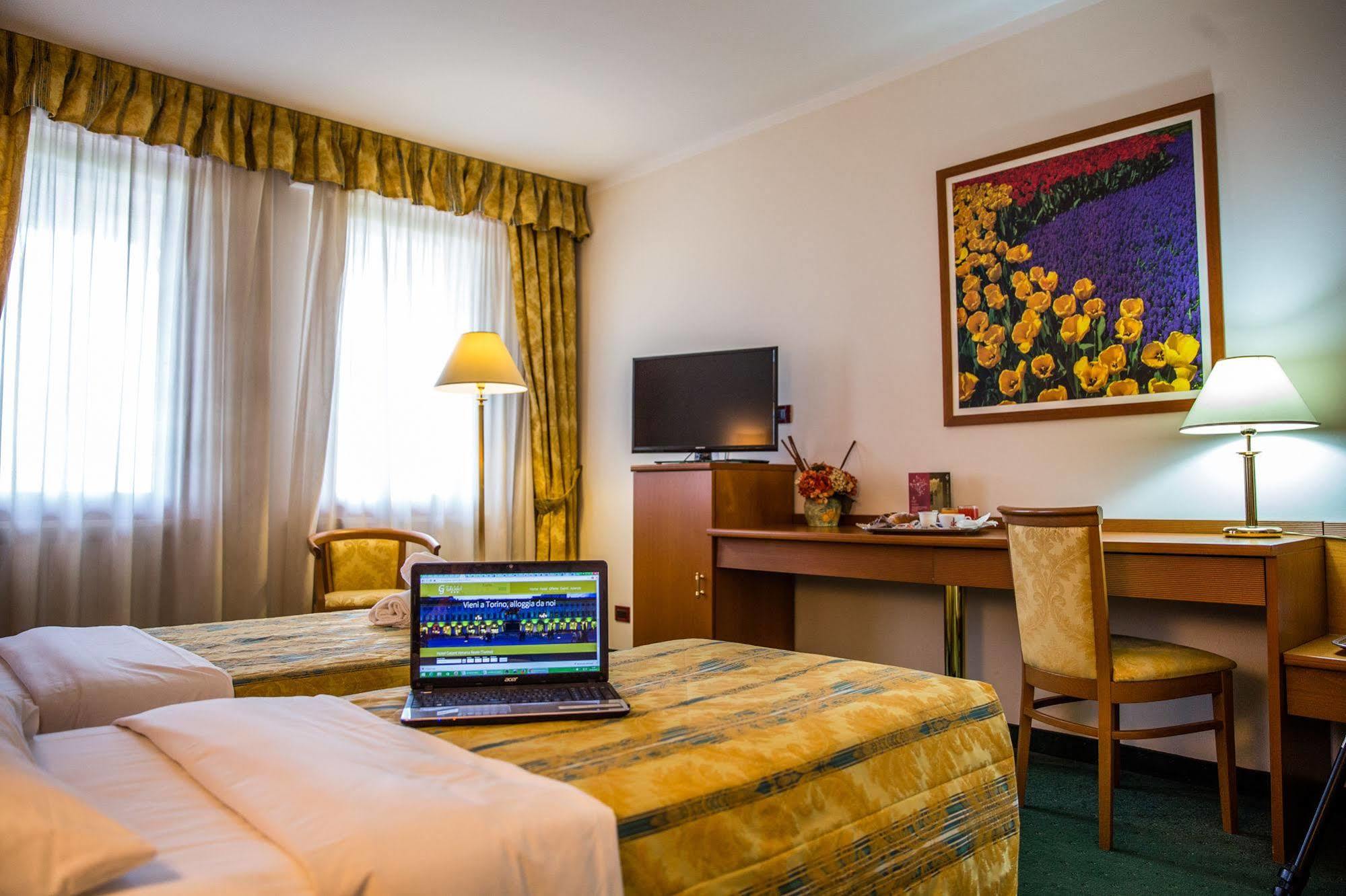 Hotel Galant Венария Реале Екстериор снимка