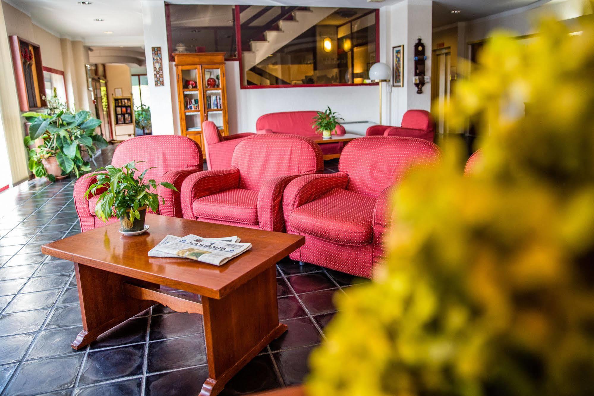 Hotel Galant Венария Реале Екстериор снимка