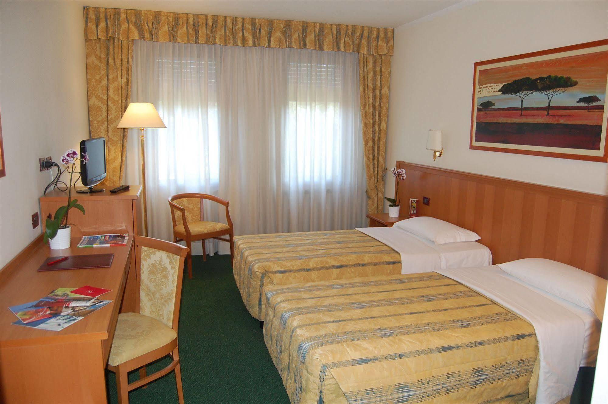 Hotel Galant Венария Реале Екстериор снимка