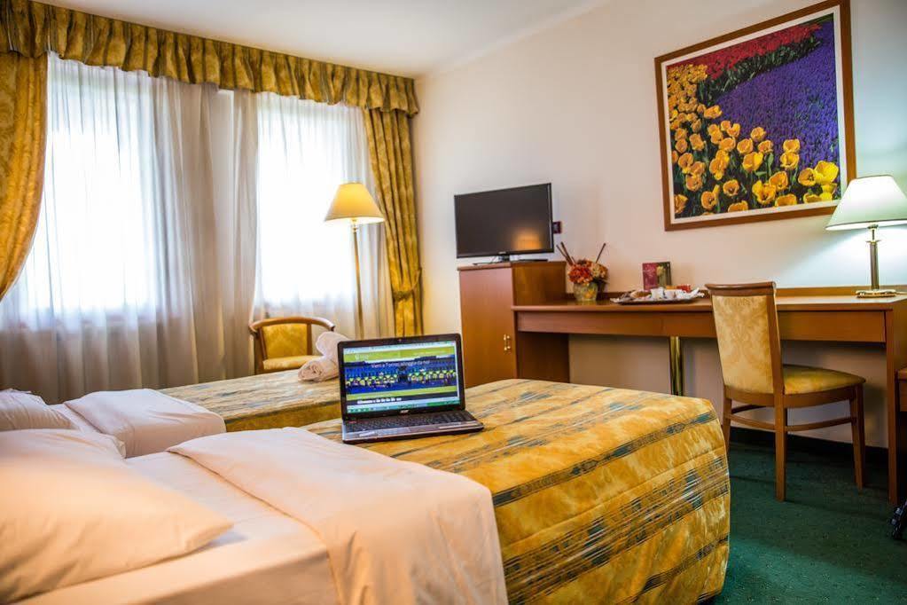 Hotel Galant Венария Реале Екстериор снимка