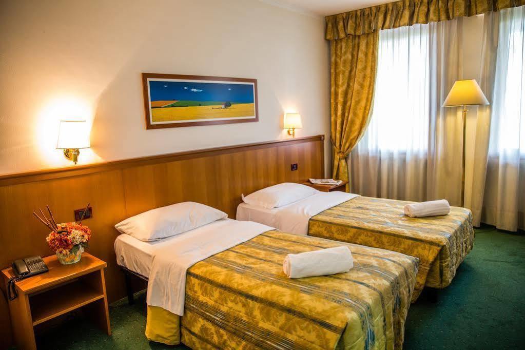 Hotel Galant Венария Реале Екстериор снимка